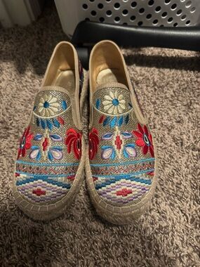 Johnny Was Beige Espadrilles with Multicolor Floral Embroidery 39